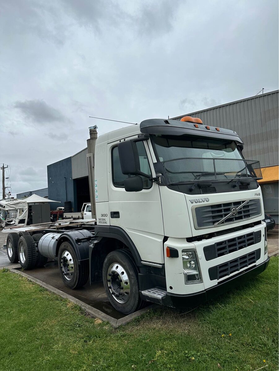 2003 Volvo fm9 8×4 very low km