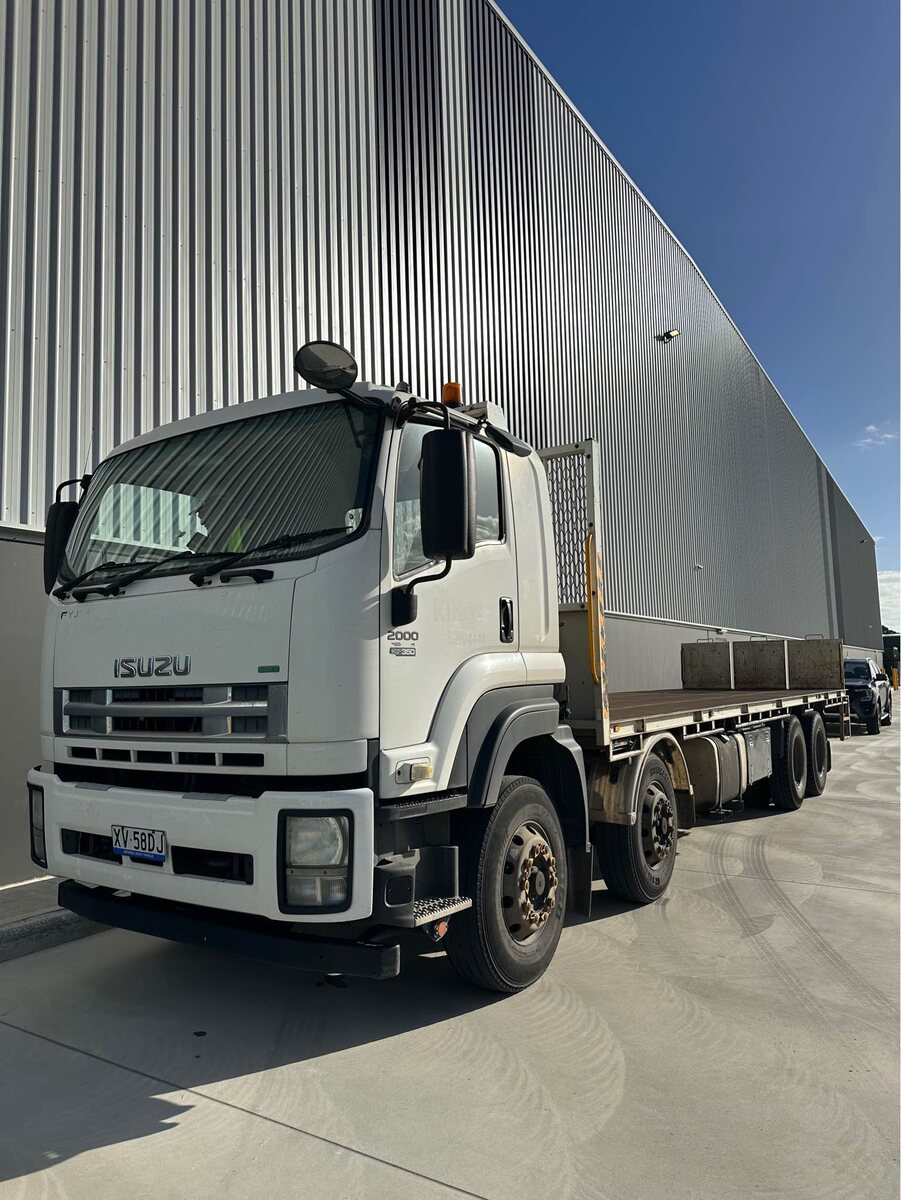 2014 Isuzu FYJ 2000 9.2 m Tray Truck