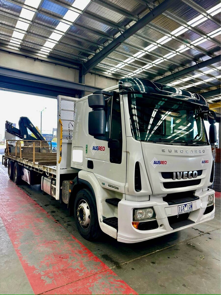 2015 Iveco EUROCARGO 225E28 Crane Truck