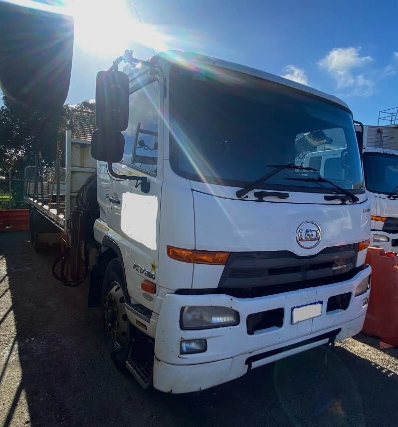 2015 UD Crane truck 9 m tray 6×2