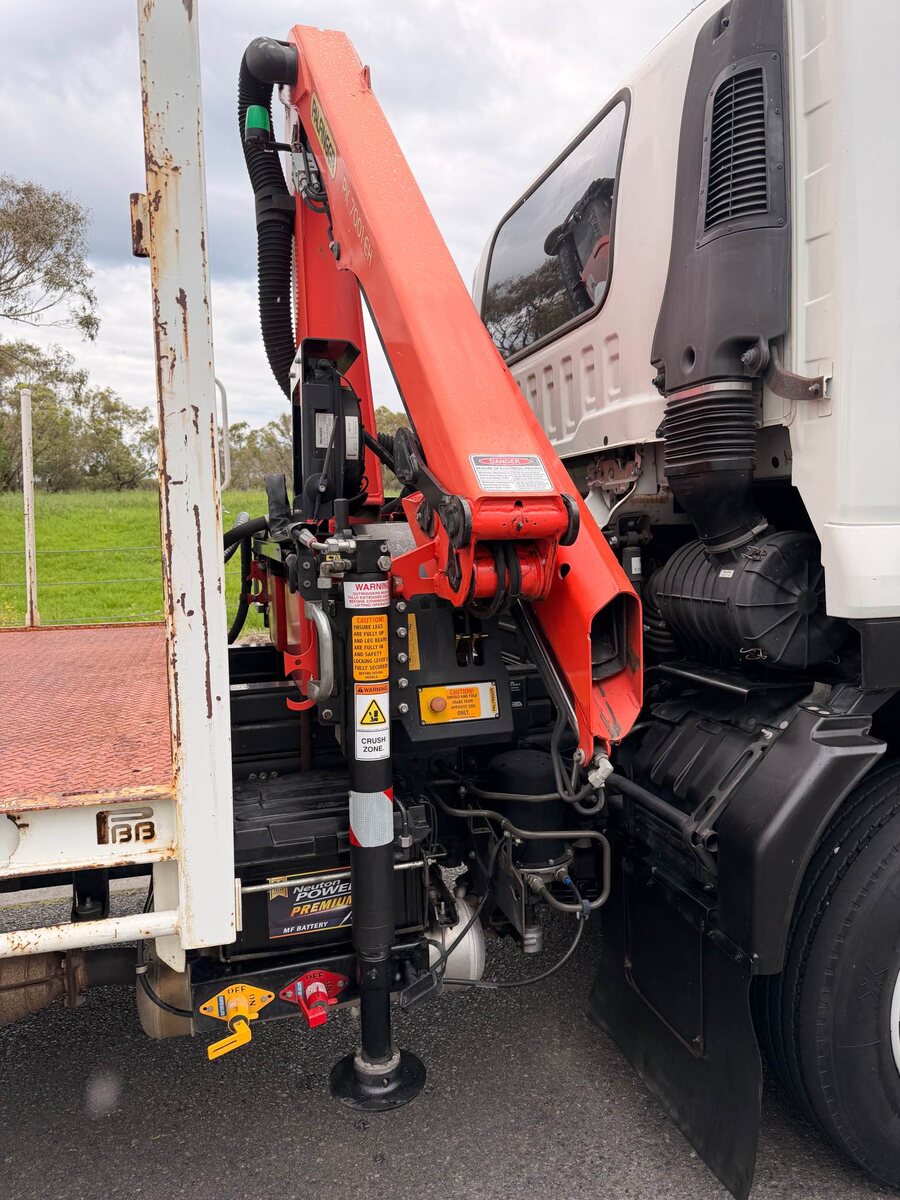 2015 Isuzu FTR900 crane, LOW Genuine km