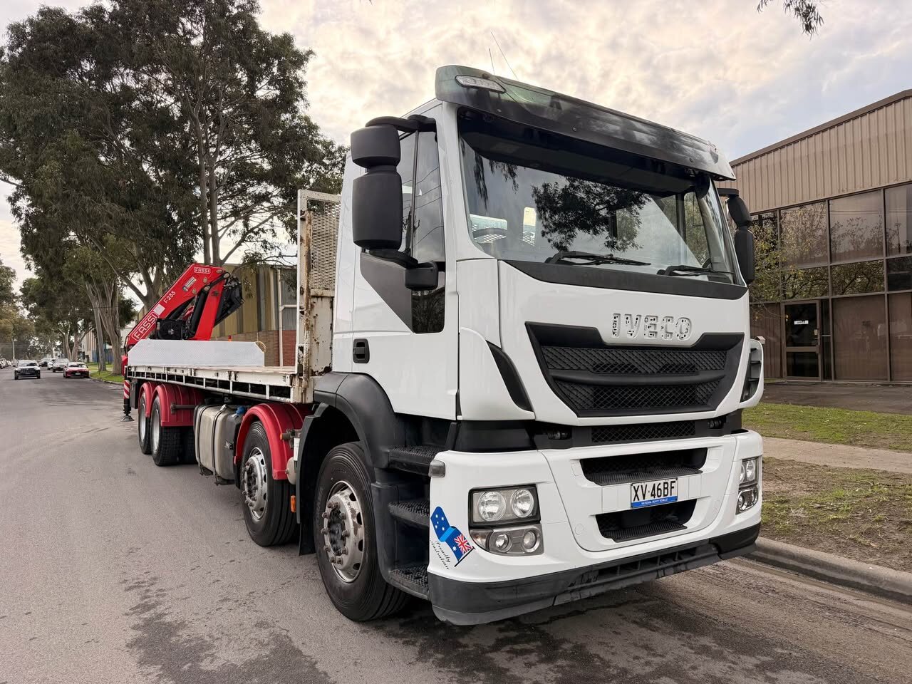 2018 Iveco STRALIS 8×4 fassi f225a crane 9 m tray