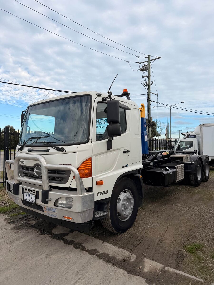 2016 Hino GH1728 6×2 hooklift auto